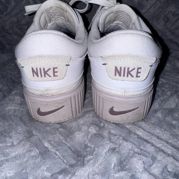 Nike women’s White and purple Sneakers - Picture 4 of 6